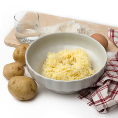 Preparazione del gateau di patate 