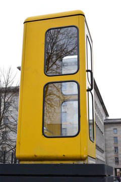 Gelbe Telefonzelle