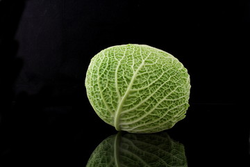 ein wirsingkohl auf schwarzen hintergrund