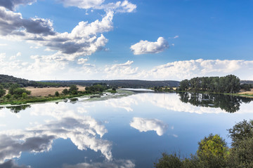 reflejo de las nubes en el rio