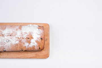 Simple cake with raisins 