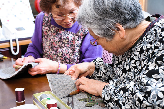 裁縫をしながらおしゃべりをしている高齢の女性,日本人