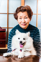 犬を飼っているシニアの女性