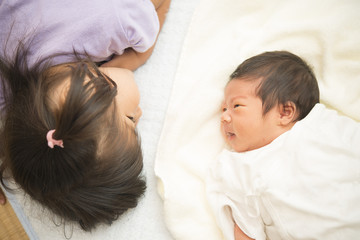 見つめ合う幼い弟とお姉ちゃん