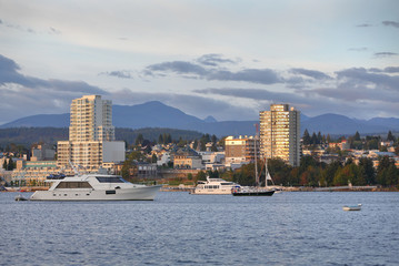 Obraz premium Nanaimo Morning, Water View, British Columbia. Waterfront condominiums overlook the harbor and marina in Downtown Nanaimo, British Columbia, Canada. 