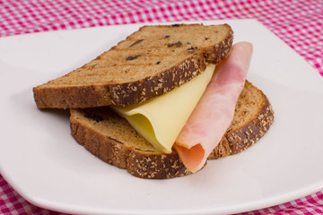 Sándwich integral jamón y queso