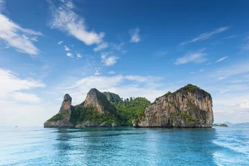 Foto op Plexiglas Thailand Chicken Head eiland klif over oceaanwater tijdens toeristische boottocht in Railay Beach resort © softfocusphoto