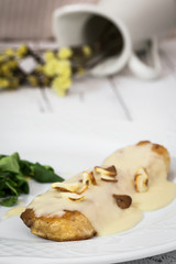 Chicken with sauce, garlic and vegetables