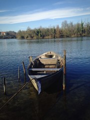 barca sul fiume