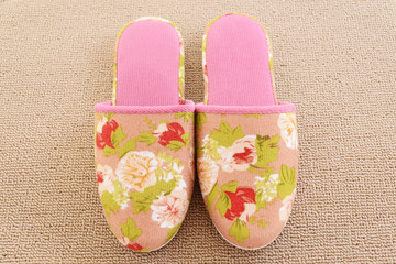 清潔なスリッパとカーペット