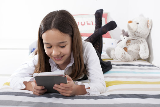 Ni&ntilde;a jugando con la tablet