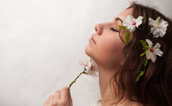 Ragazza con i fiori tra i capelli