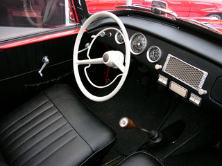 Schwarzes Interieur mit weißem Lenkrad eines tschechischen Cabriolet der Fünfziger Jahre beim...