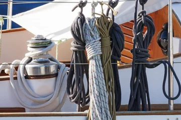 Photo sur Plexiglas Naviguer Ropes winch and nautical knots with accessories on a white fiberglass sailboat