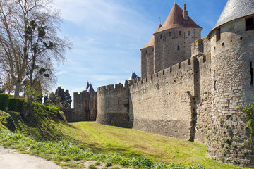 Fototapeta na wymiar Carcassonne - äußere Festungsmauer und Wehrturm