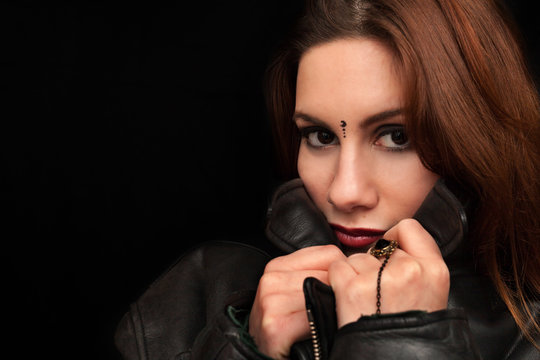 Ragazza con giubbotto "Fuck you"