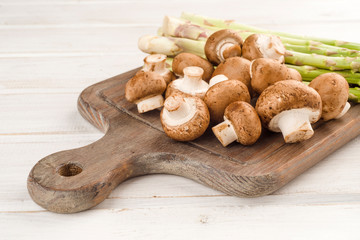 green asparagus and raw brown mushrooms