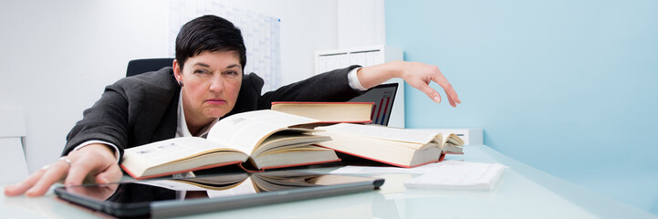 überarbeitete ältere frau im büro
