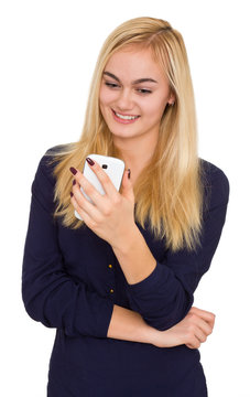 Attraktive junge Frau mit Smartphone / Handy