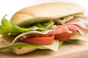Panino con prosciutto, formaggio e verdure fresche