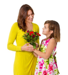 Fototapeta na wymiar Tochter / Kind überreicht Mama Blumen zu Muttertag