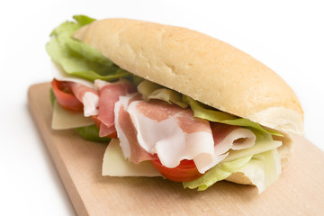 Panino con prosciutto, formaggio e verdure fresche