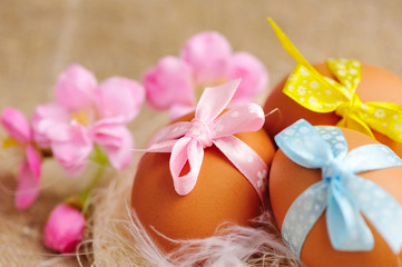 Obraz na płótnie Canvas Easter eggs in the nest on a burlap