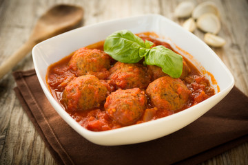 Polpette di manzo al sugo su tavolo in legno