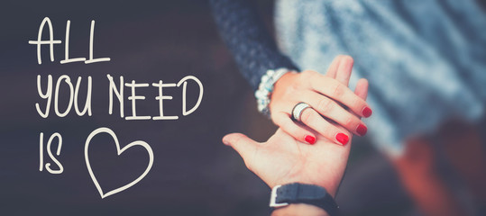 Romantisches Hintergrundbild mit "All you need is Love" Schriftzug 