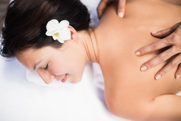 Obraz na płótnie Canvas Woman receiving a back massage from masseur