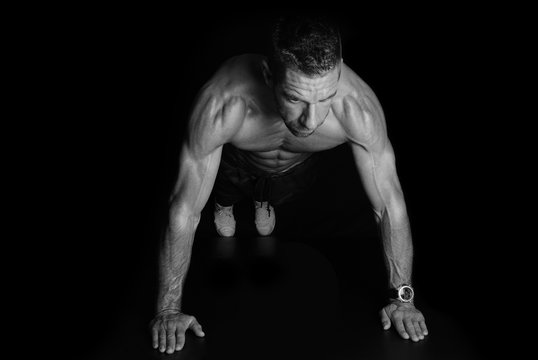 Gespierde man doet push ups