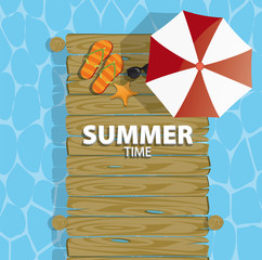 tempo d'estate con passerella in legno sul mare e spiaggia