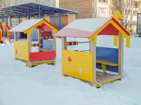 Домики для детей в парке на снегу