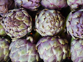 Obraz premium artichokes in a bucket