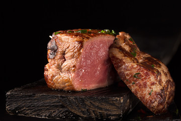 Gegrilltes Steakfleisch auf der Holzoberfläche