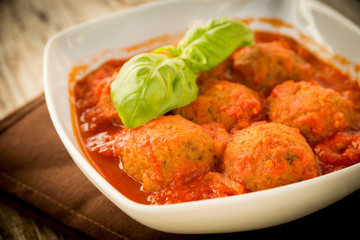 Polpette di manzo al sugo su tavolo in legno