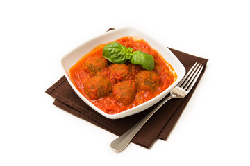 Polpette di manzo al sugo su fondo bianco