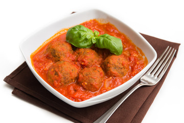Polpette di manzo al sugo su fondo bianco
