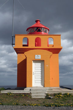 Un faro islandese nei pressi del paese di Bolungarvik, nei Fiordi Occidentali, Islanda