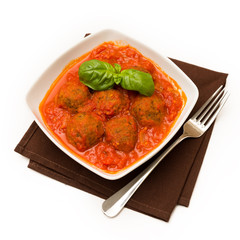 Polpette di manzo al sugo su fondo bianco