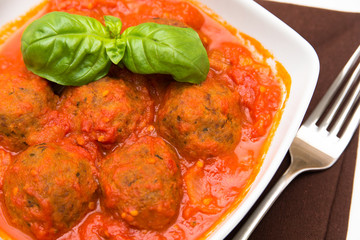 Polpette di manzo al sugo su fondo bianco