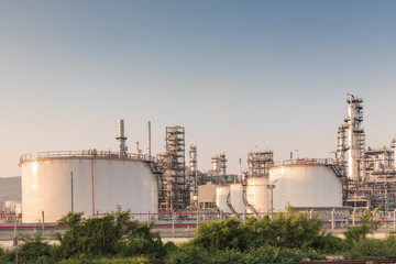 Obraz premium Gas tank oil petrochemical plant