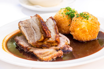 Schweinebraten mit Knödel