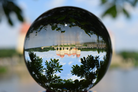 Moritzburg bei Dresden durch eine Glaskugel