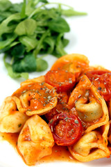 Tortellini in Tomaten-Sahne-Sauce mit Salat