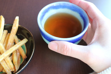 芋けんぴとほうじ茶