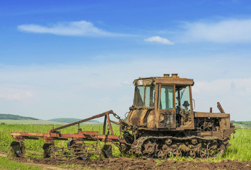 Старый трактор