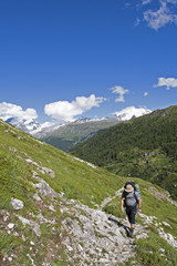 Fototapeta na wymiar Turysta w Alpach