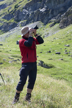 Turysta fotografuje g&oacute;ry