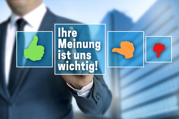 Ihre meinung touchscreen wird von geschäftsmann bedient